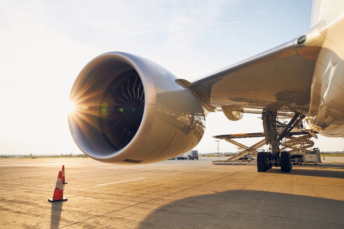 Réacteur d'avion et cônes sur piste aéroport